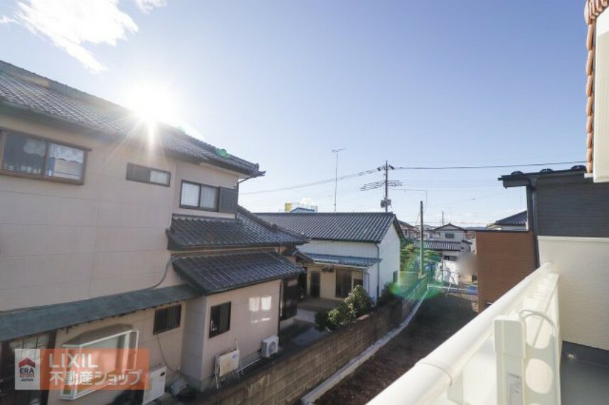 眺望 【建物からの眺望】現地完成写真。バルコニーからの景色。十分な間隔が確保されております。