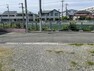 現況写真 住宅用の土地では前面道路に2m以上接していなければならないと法律で定められています。しかし、お持ちの車のサイズやライフスタイルなどにより、2mでは利便が悪い場合もございますので、事前に確認しましょう。