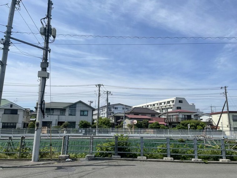 桜や紅葉の名所に出かける人は多いと思いますが、家にいながら季節の移ろいを感じる生活を送りませんか？リビングや窓から見える景色が生活を彩るワンポイントに！現地から見える景色を堪能してみては如何でしょう。