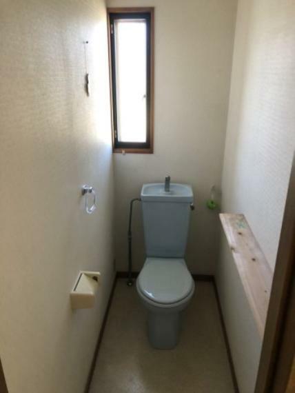 トイレ ・トイレ 換気と明るさに配慮されており、シンプルなトイレになっております。