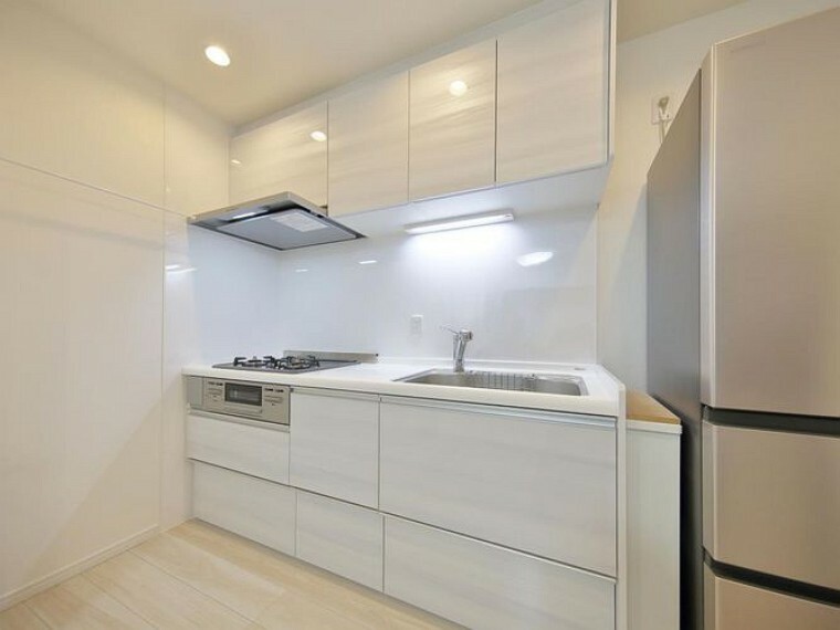 作業スペースもしっかり確保！白を基調とした清潔感のあるシステムキッチンです。