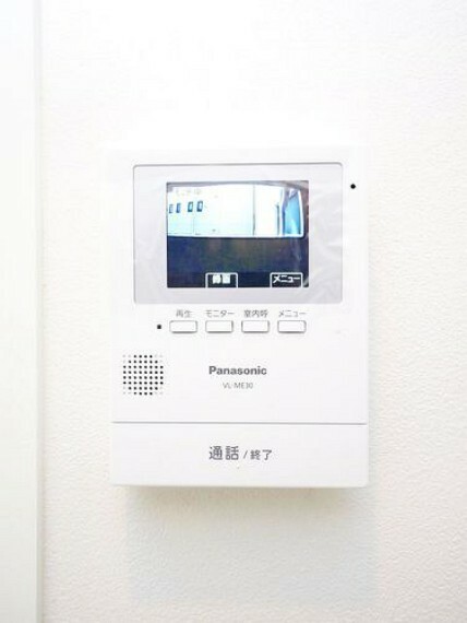 TVモニター付きインターフォン 玄関にはモニター付きのインターホンが設置されています。来訪者が呼び鈴を鳴らすことでカメラが起動し、来訪者の顔を確認することができ、直接顔を合わせる必要がなく防犯面でも優れています。