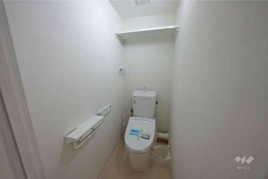 トイレ トイレ上部に棚があり、トイレットペーパーなどのストックに便利です。［2023年6月27日撮影］