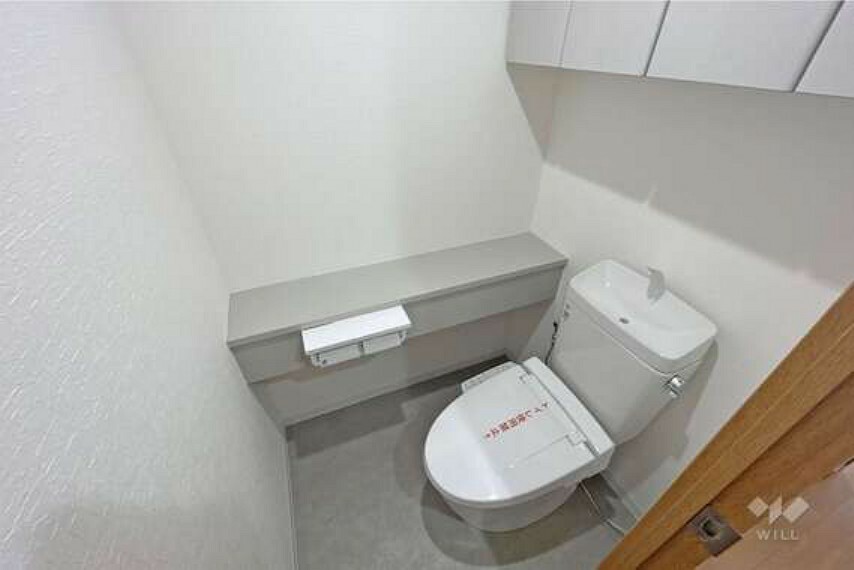 トイレ トイレ上部収納付きでトイレットペーパーのストックなどに便利です。［2023年6月16日撮影］