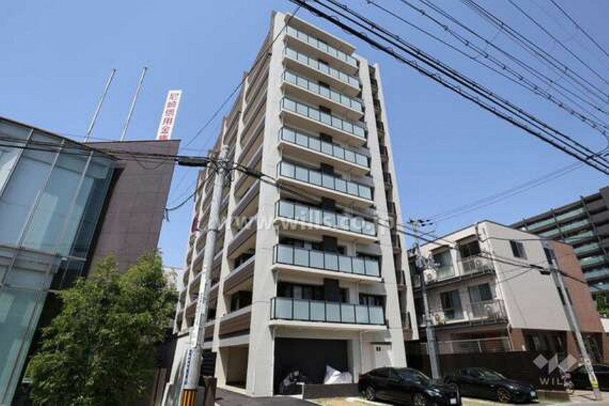 外観写真。2020年5月築、総戸数35戸のマンションです。池田駅徒歩3分圏内で、一番築年数の新しいマンションです。
