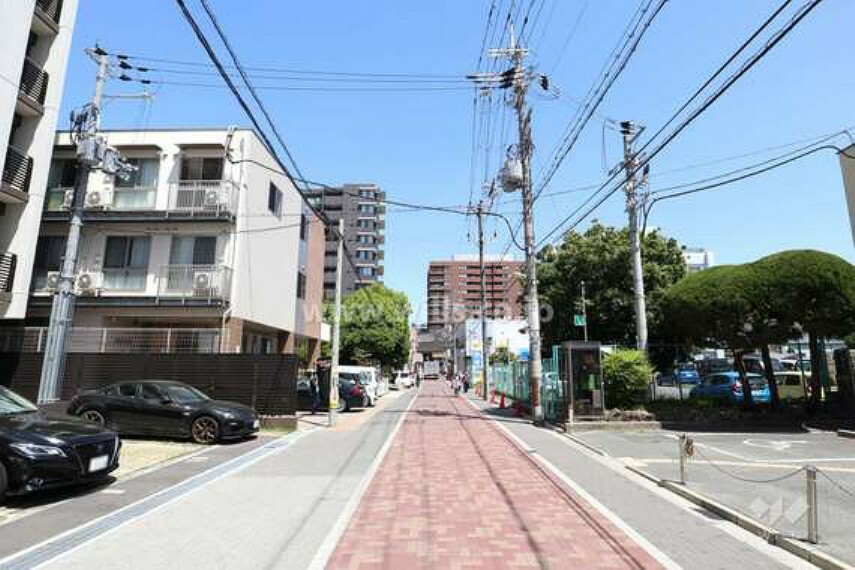 現況写真 敷地東側の前面道路。一方通行です。