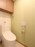 トイレ 温水洗浄便座のお手洗い。壁付リモコンで操作盤が見やすいのが特徴。