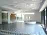 エントランスホール 白とブルーの市松模様の床タイルが印象的なエントランスホール