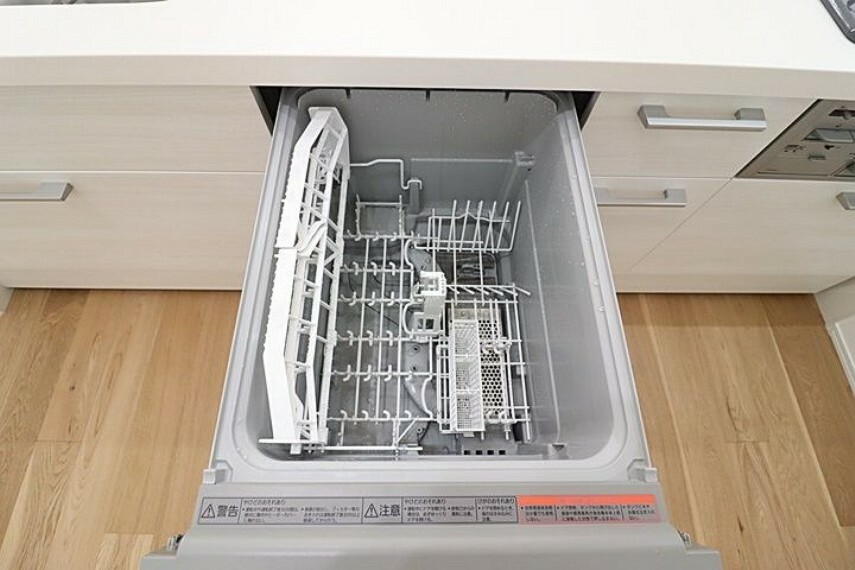 キッチン 実は手洗いよりも衛生的な食洗機。お皿・お椀・コップなど手洗いにはない高い水温と強い水圧で約5人分の食器を一度に洗い流します。