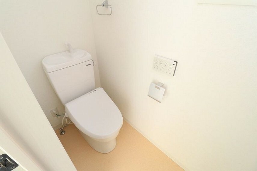 トイレ 【トイレ】ウォシュレット機能付きトイレです タオルリングやペーパーホルダーも完備です
