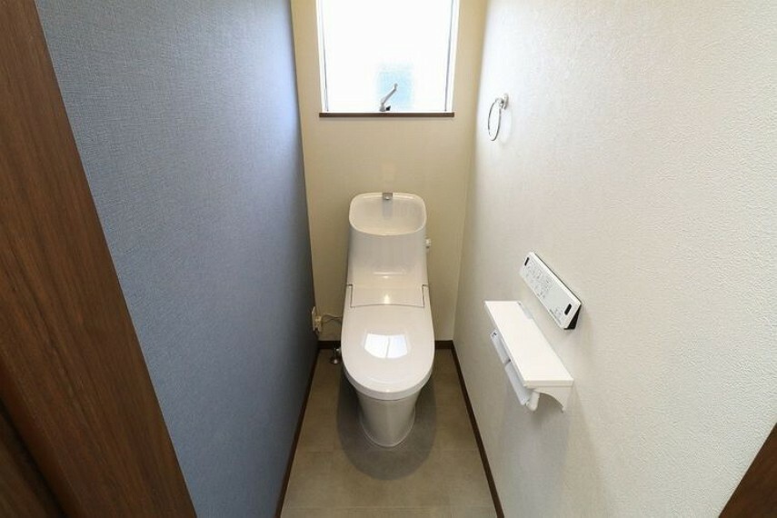 トイレ ウォシュレット機能付きトイレです タオルリングやペーパーホルダーも完備です