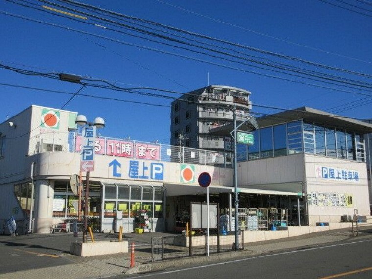 スーパー 【タイヨー吉野店】は、鹿児島市吉野町1731番地に位置する鹿児島吉田線近くのスーパーです。取扱品目は主に「生鮮食品・日配品・一般食品・日用雑貨・衣料品・お酒」です。駐車場があります。