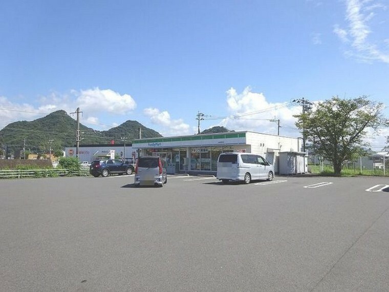 コンビニ ファミリーマート 姶良東餅田店［ファミリーマート 姶良東餅田店］飲食品、日用品を取扱うコンビニエンスストアー