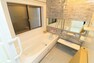 浴室 【浴室】TOTO製のゆったりとした浴室。湯船につかり日頃の疲れを流せそうです！