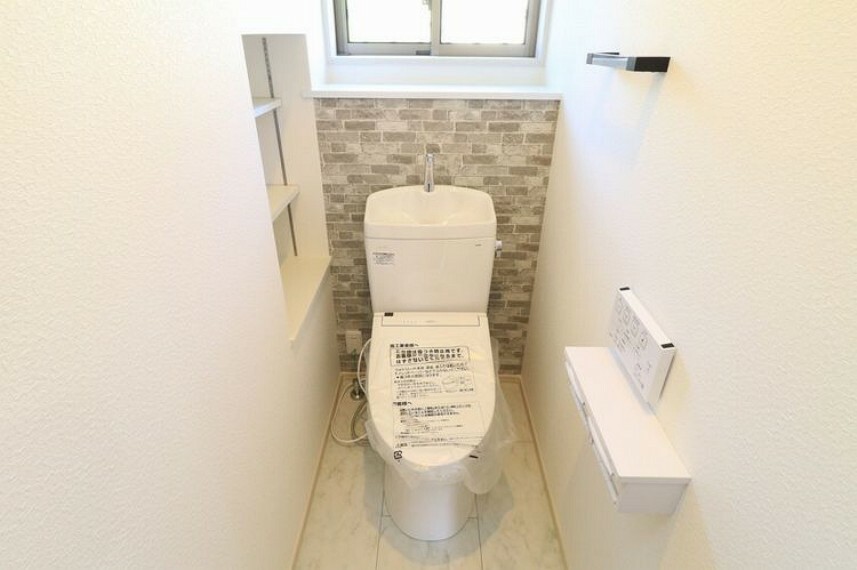 トイレ 【1Fトイレ】収納棚付きです！