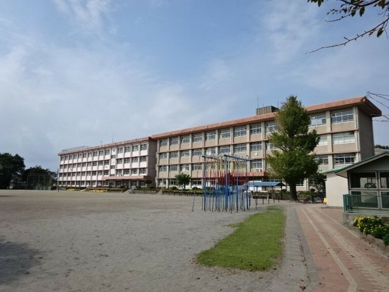 小学校 吉野小学校【鹿児島市立吉野小学校】は、吉野町に位置する1871年創立の小学校です。令和3年度の生徒数は1161人で、43クラスあります。