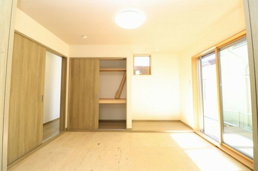 【和室】和室6畳で広々とした和室です！後日畳が敷かれます！