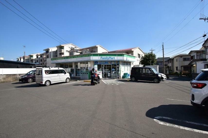 コンビニ ファミリーマート紫原2丁目店【ファミリーマート紫原二丁目店】は、鹿児島市紫原2-42-1に位置する紫原交番前交差点近くのコンビニエンスストアです。駐車場有、店内には鹿児島銀行のATMがあります。