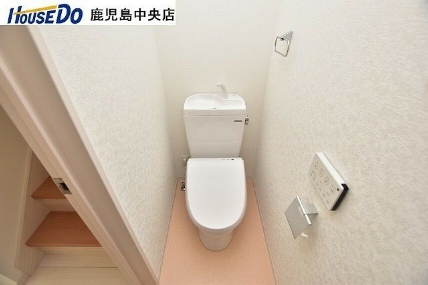 トイレ お手入れが簡単で温水洗浄機能付きのトイレです。