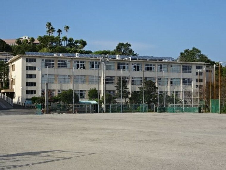 中学校 【武中学校】雄大な桜島を一望できる高台にあり,鹿児島市第六中学校として創立された伝統ある中学校です。自主・協同・永続・健康が校訓です。