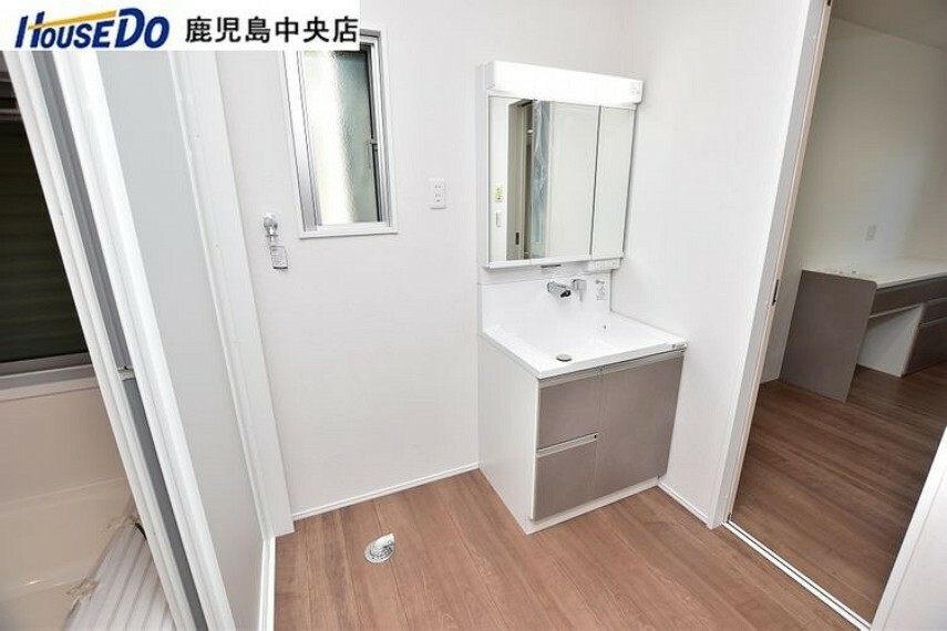 洗面化粧台 【洗面所】キッチンと廊下からの出入りが可能で水回りの動線も便利な間取りです