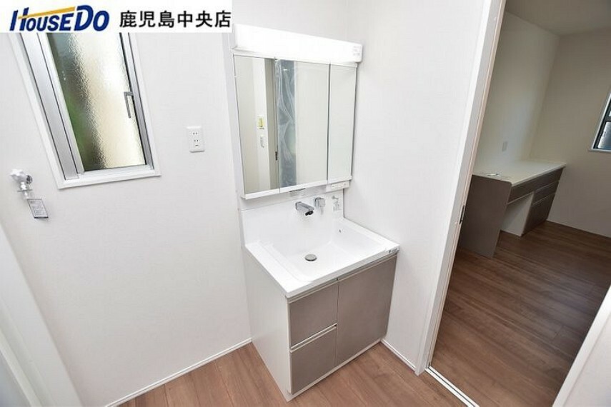 洗面化粧台 【洗面台】3面鏡の洗面台です！壁付き水栓でお掃除も簡単です