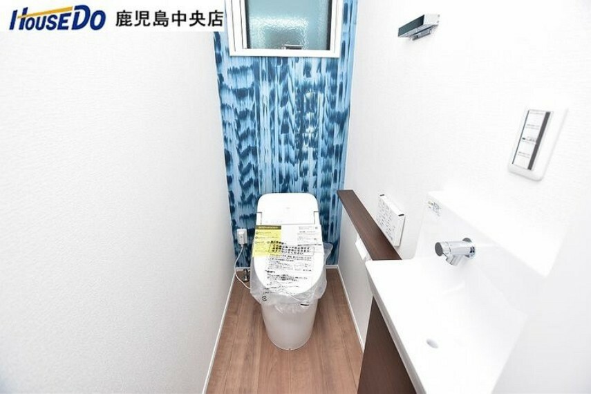 トイレ 【トイレ】1階2階とも温水洗浄便座機能付きのトイレです 1階には手洗い器付きです
