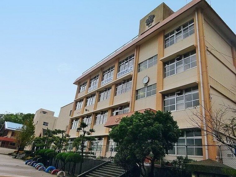 小学校 【中郡小学校】鹿児島市の中心部に位置しています。命を大切にし よりよい自分をめざして がんばりぬく子どもを育てるを教育目標に学校で学び家庭で育ち地域で大きくなる子供を育てます。