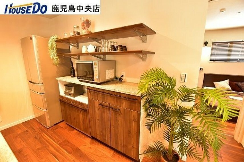 【キッチン】キッチンには背面収納付きです！飾り棚としても使用できキッチン周りをおしゃれな空間に