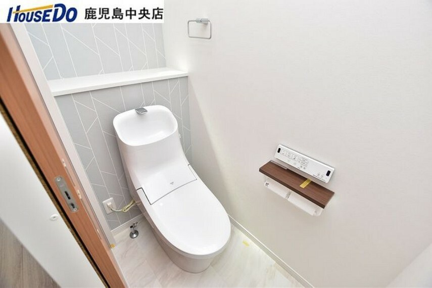トイレ 【2階トイレ】温水洗浄便座機能付きのトイレです！