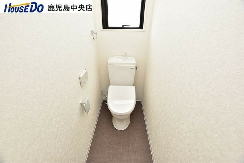 トイレ 【2階トイレ】温水洗浄便座機能付きです！