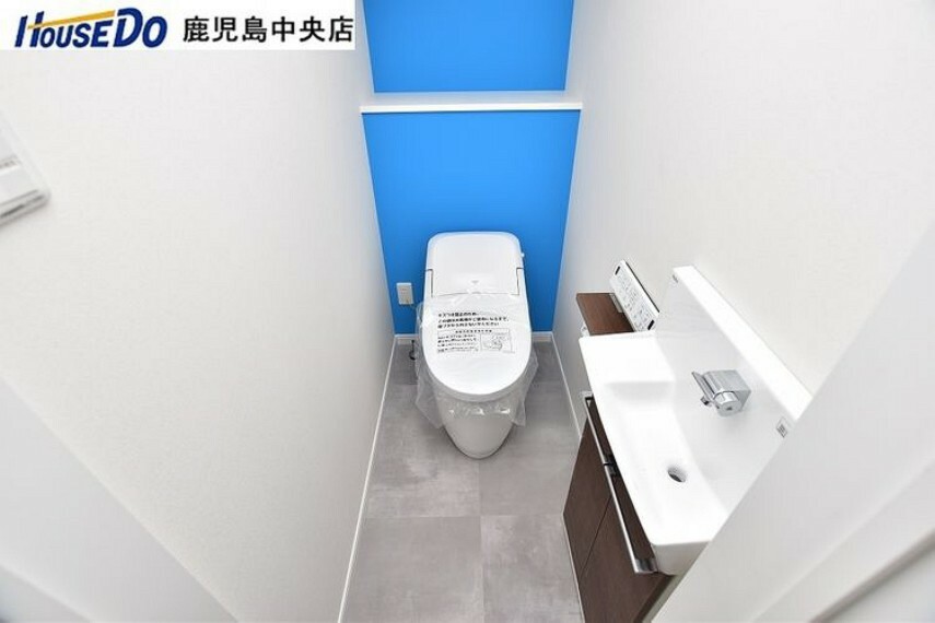 トイレ 【1階トイレ】温水洗浄便座機能付きのトイレです！手洗い器も付いています
