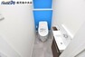 トイレ 【1階トイレ】温水洗浄便座機能付きのトイレです！手洗い器も付いています