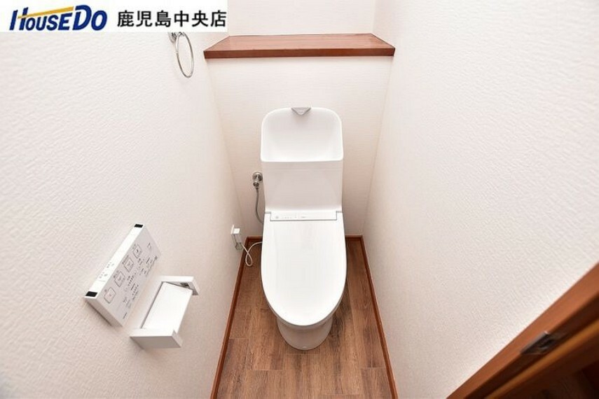 トイレ 【2階トイレ】温水洗浄便座機能付きです