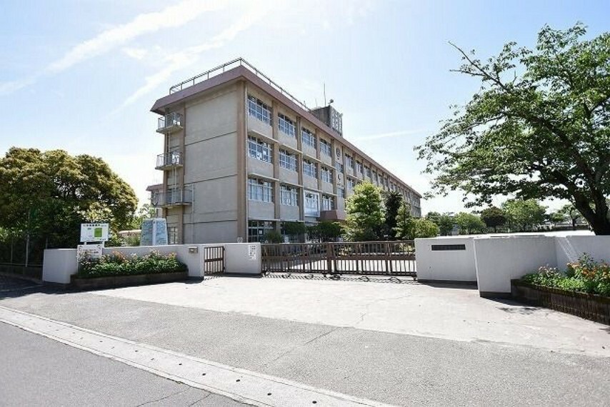 小学校 星峯西小学校【鹿児島市立星峯西小学校】は、鹿児島市星ヶ峯四丁目にある1980年創立の小学校です。令和4年度の生徒数は614人で、25クラスあります。校訓は「かしこく（知）なかよく（徳）たくましく（