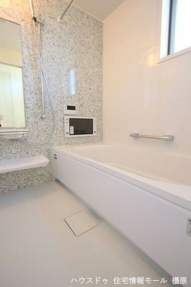 浴室 足を伸ばしておくつろぎ頂ける1坪サイズ。キッチンからボタン一つでお湯はりや追い焚きの操作ができるオートバス機能付きです。