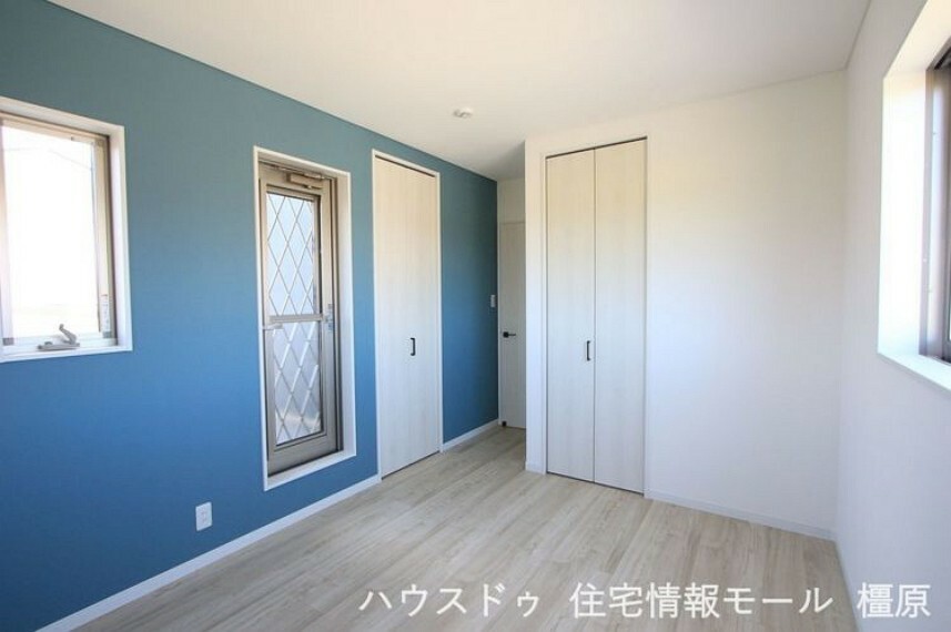 3部屋からバルコニーに出られる便利な設計です。全室2面採光で風通しも問題ありません。