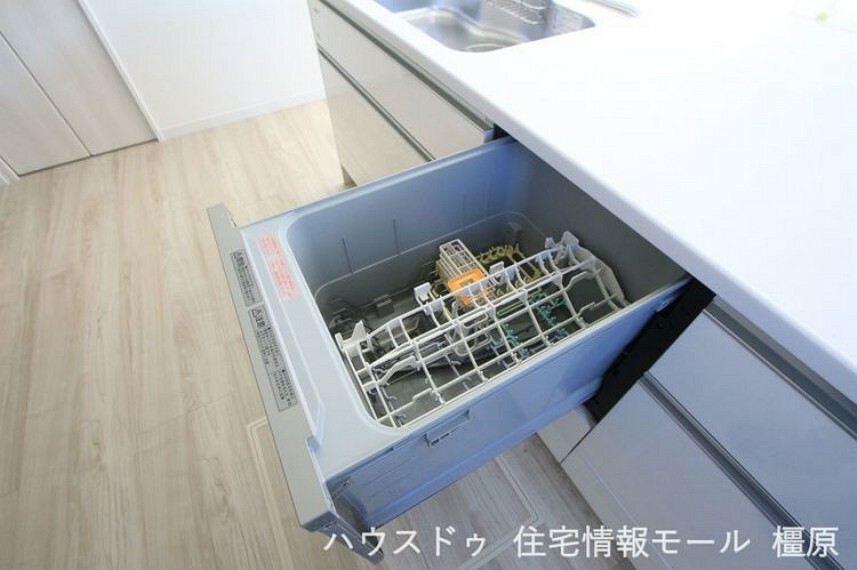 食器洗浄乾燥機は、家事の負担を軽減します。高温のお湯と水圧で洗浄し、手洗いよりも清潔です