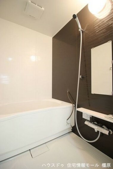 浴室は浴槽だけでなく、壁・天井を含め一式新調されております。便利な追い焚き機能を完備！