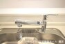 キッチン 水栓一体型の浄水器を設置。場所を取らずにきれいな水がいつでも利用できます。