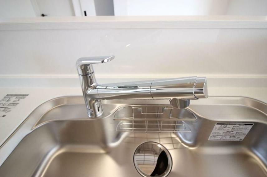 キッチン 水栓一体型の浄水器を設置。場所を取らずにきれいな水がいつでも利用できます。