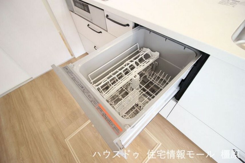 キッチン 食器洗浄乾燥機は高温のお湯と水圧で洗浄し、手洗いよりも清潔です。約5人分の食器を一度に洗い流します。