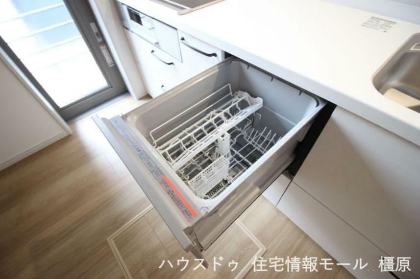 キッチン 食器洗浄乾燥機は高温のお湯と水圧で洗浄し、手洗いよりも清潔です。約5人分の食器を一度に洗い流します。