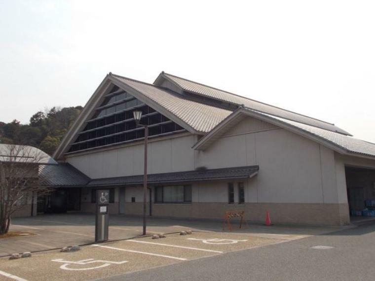 図書館 桜井市立図書館（車利用9分）