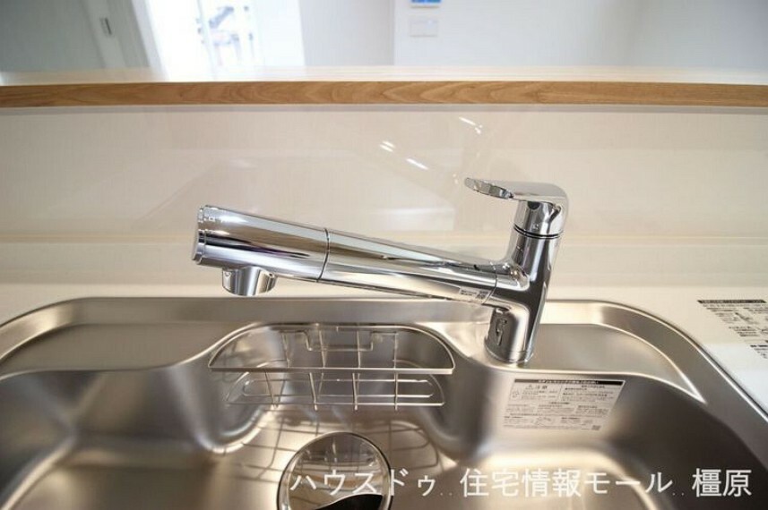 キッチン 水栓一体型の浄水器は場所を取らずにきれいな水がいつでも利用できます。