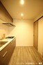 キッチン 食器棚や冷蔵庫をゆったり置ける広々としたスペースがございます。