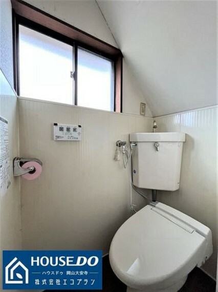 トイレ 洗浄付き便座が魅力的なトイレ。毎日使用する場所だから、換気出来るよう、窓も完備。いつも清潔な空間であって頂けるよう配慮されています。