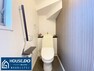 トイレ 冬場でもあたたかく快適な温水洗浄便座付です。立ったり座ったりの動作をサポートする手すり付で安全に配慮されています！