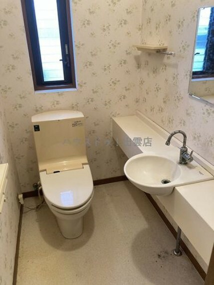 トイレ 手洗い器が別になっていて鏡もあるトイレです。カウンターがあるので、カウンター下などにサニタリー用品・お掃除用具などを置いておいても隠しやすいですね。