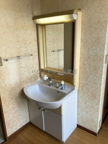洗面化粧台 2階にも洗面台があります。トイレの手洗いスペースとしても使えます。